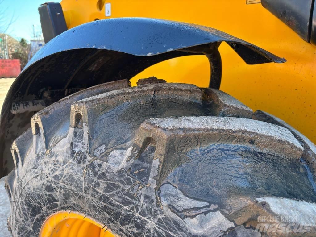 JCB 540-140 Hi Vis 伸縮臂操作車