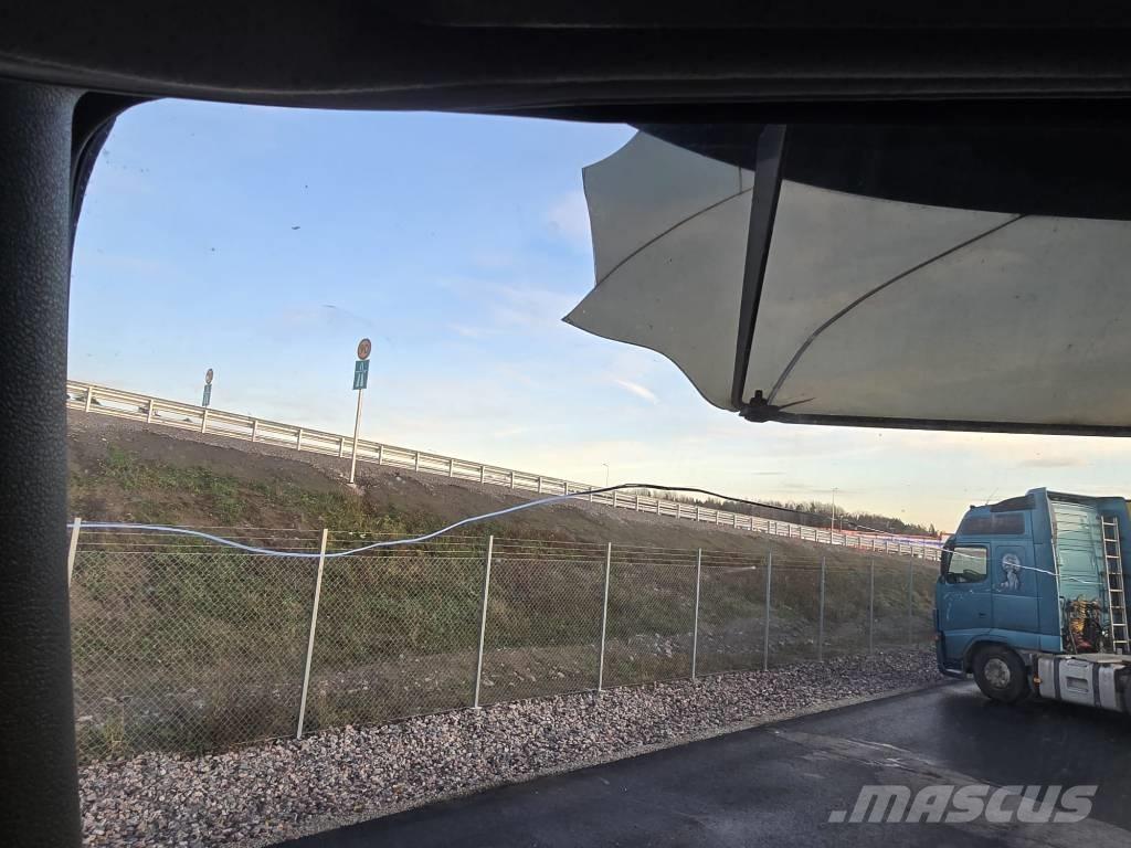 Volvo FM 330 貨箱式卡車