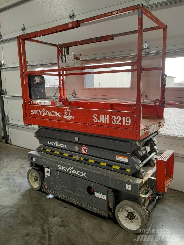 SkyJack SJ III 3219 剪式升降機