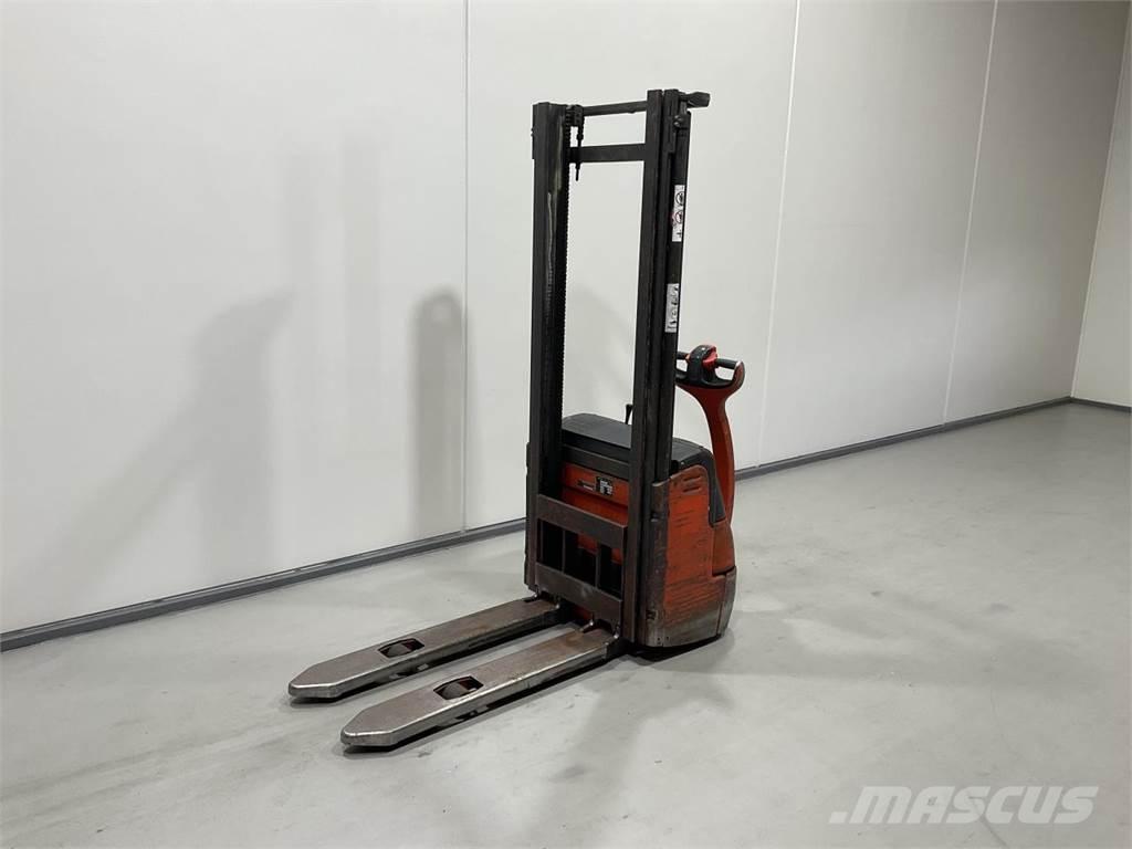 Linde L12 自走式堆積機