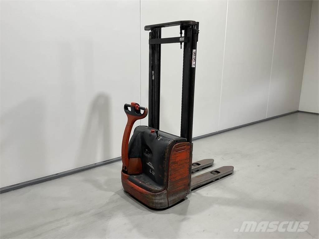 Linde L12 自走式堆積機