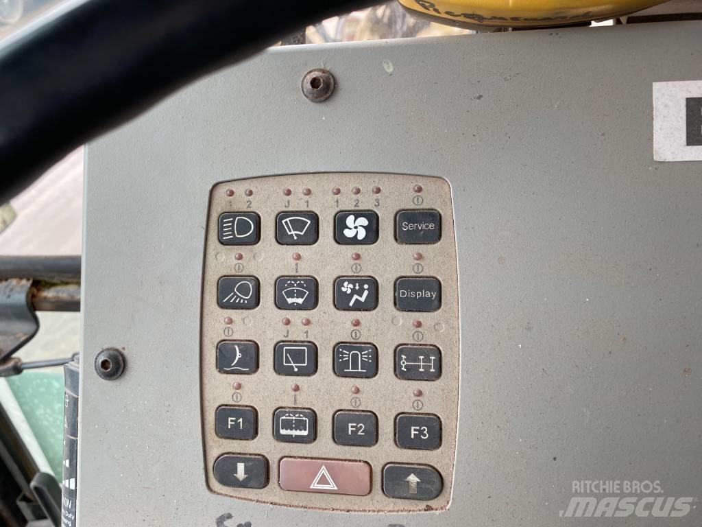 New Holland F156.6 平土機
