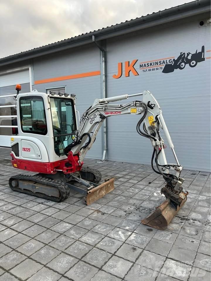 Takeuchi TB 225 小型挖土機/掘鑿機<7t(小型挖掘機)