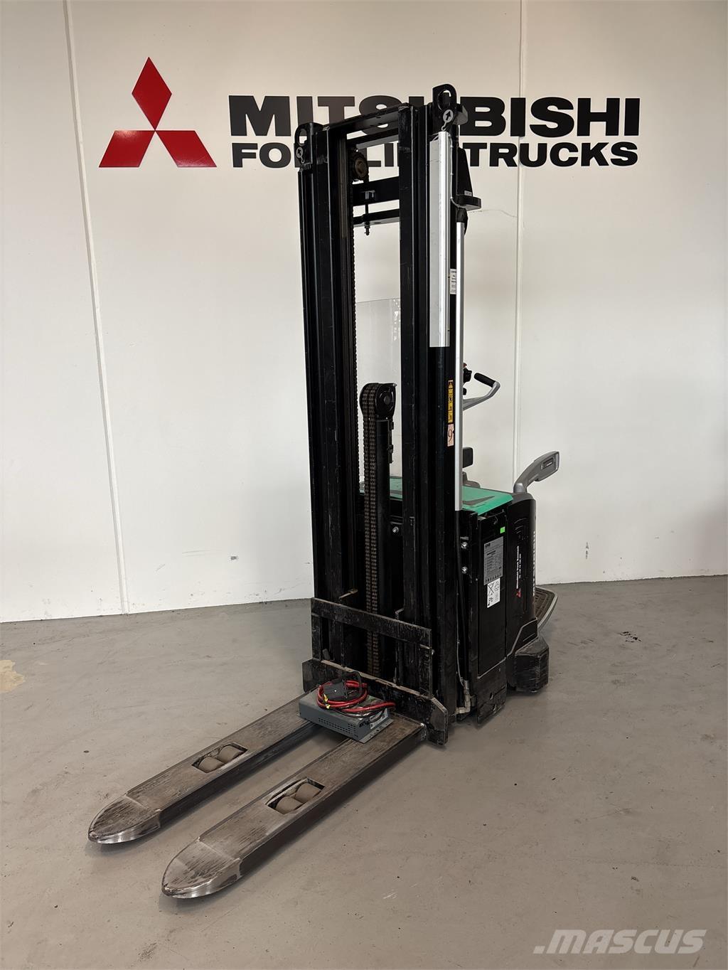 Mitsubishi SBV16N 自走式堆積機