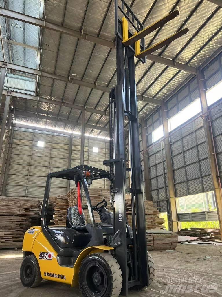 Komatsu FD 30 T-17 柴油卡車