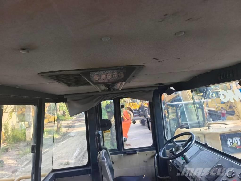 XCMG XP 263 膠輪滾壓機