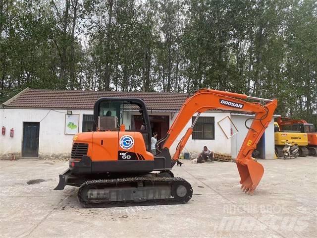 Doosan DX80 小型挖土機/掘鑿機<7t(小型挖掘機)