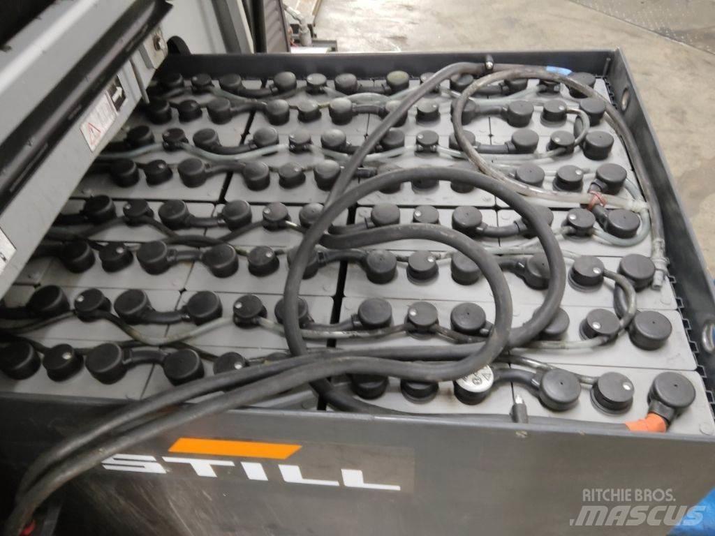 Still RX60-25 電動堆高機
