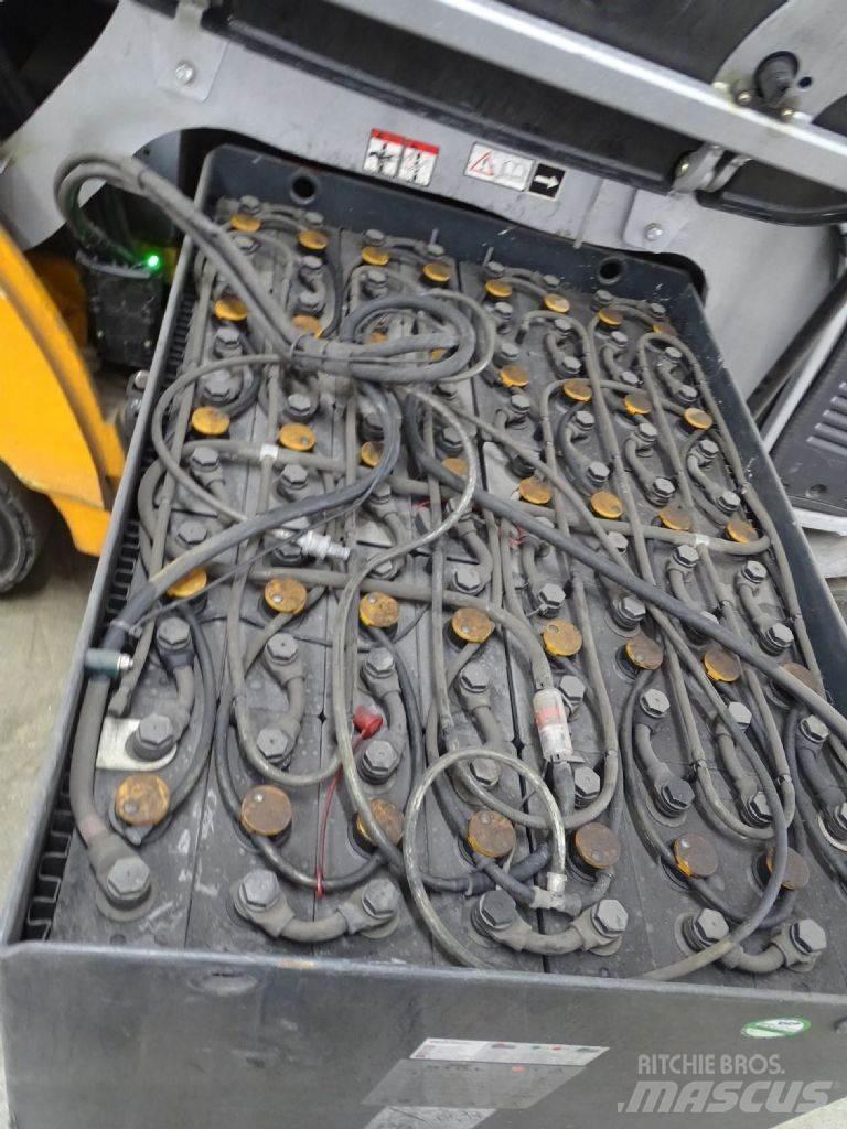 Still RX60-30 電動堆高機
