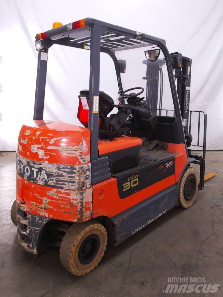 Toyota 7FBMF30 電動堆高機