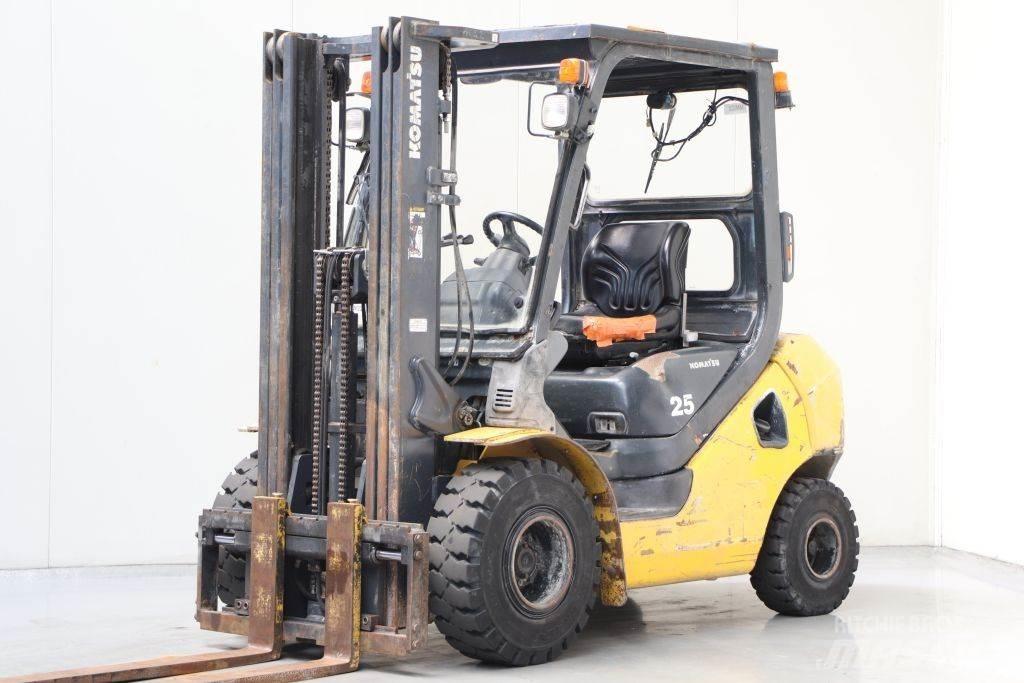 Komatsu FD25T-17 柴油卡車