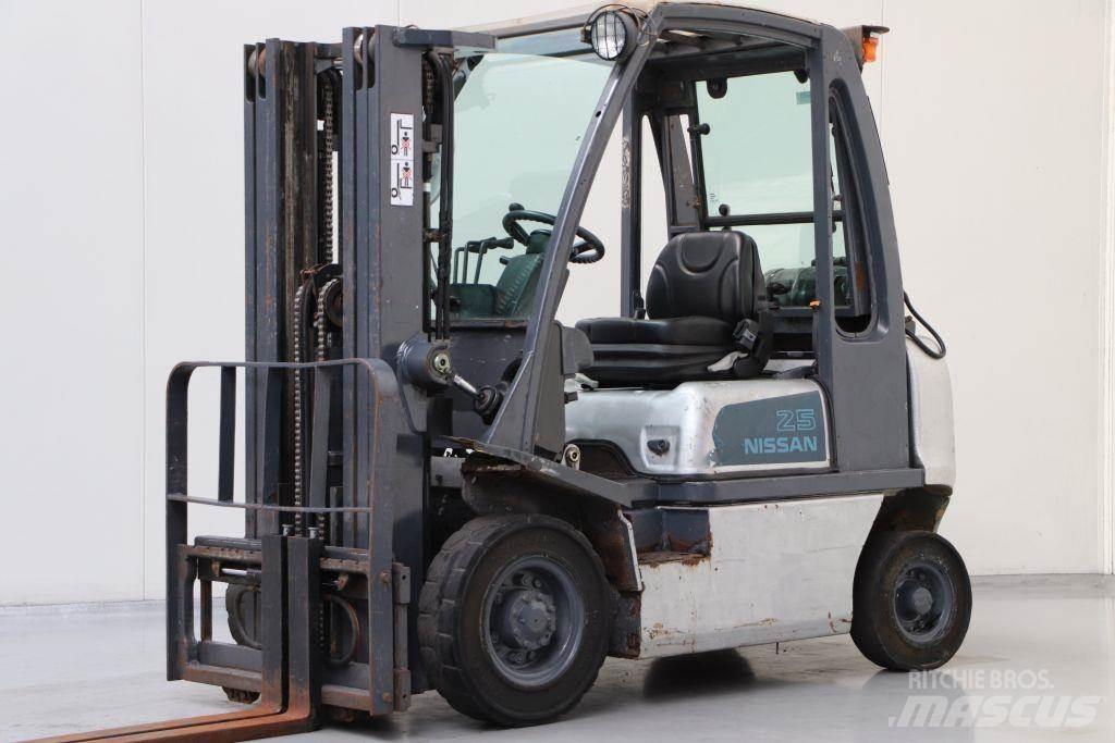 Nissan UD02A25PQ 液化石油氣LPG卡車
