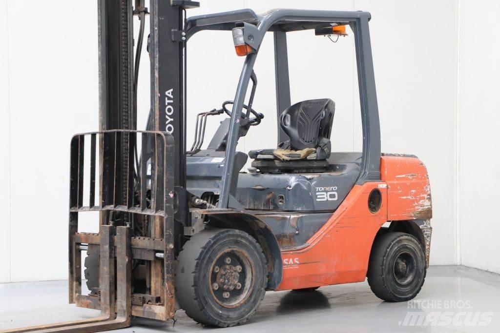 Toyota 02-8FDF30 柴油卡車