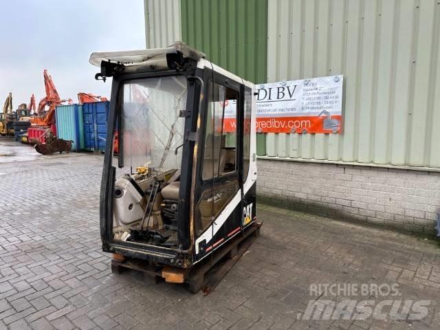 CAT 325 LN 駕駛室與內部