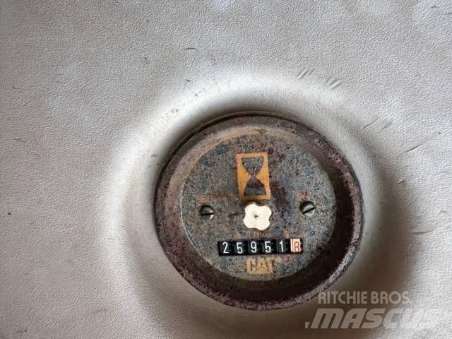 CAT 325 LN 駕駛室與內部