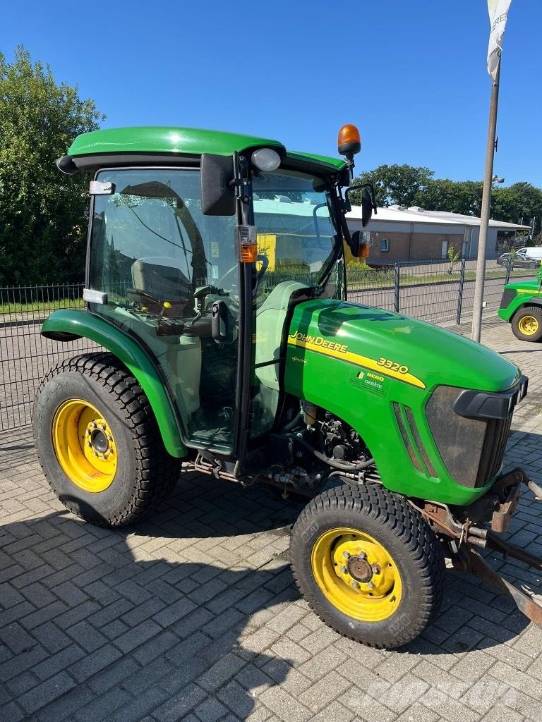 John Deere 3320 小型曳引機