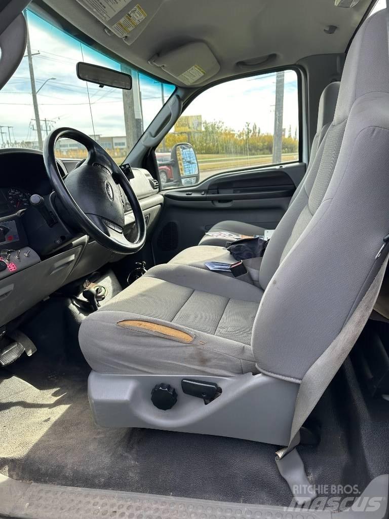 Ford F 550 XLT 平板式/側卸式卡車