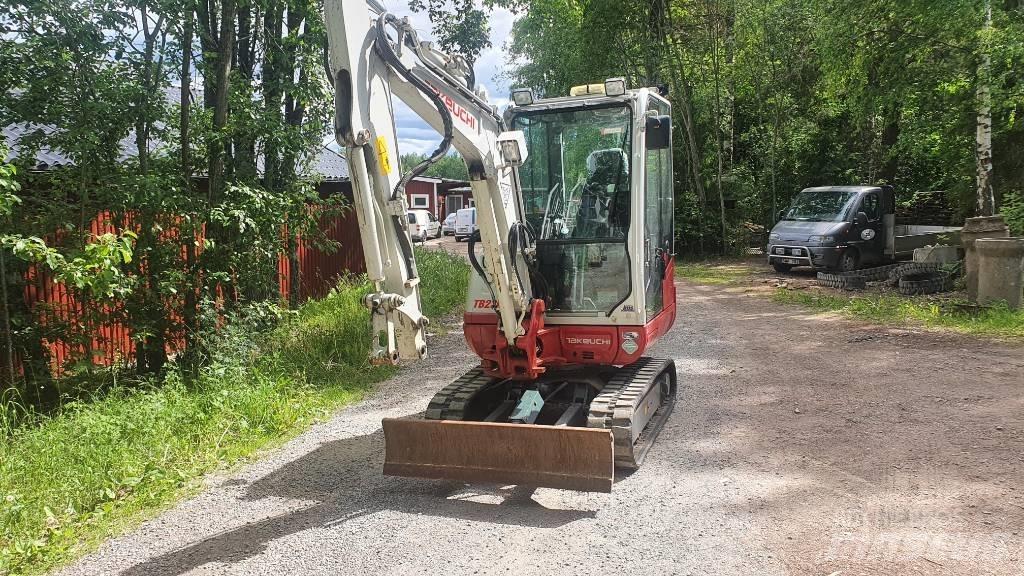 Takeuchi TB230 小型挖土機/掘鑿機<7t(小型挖掘機)