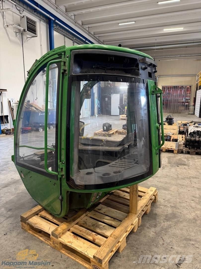John Deere 1210E 駕駛室與內部