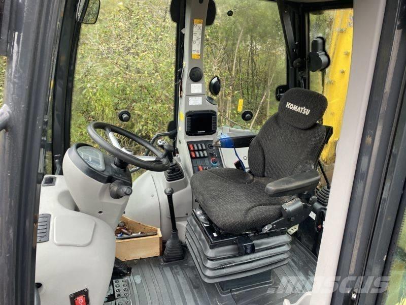 Komatsu WB 93 R-8 反鏟裝載機