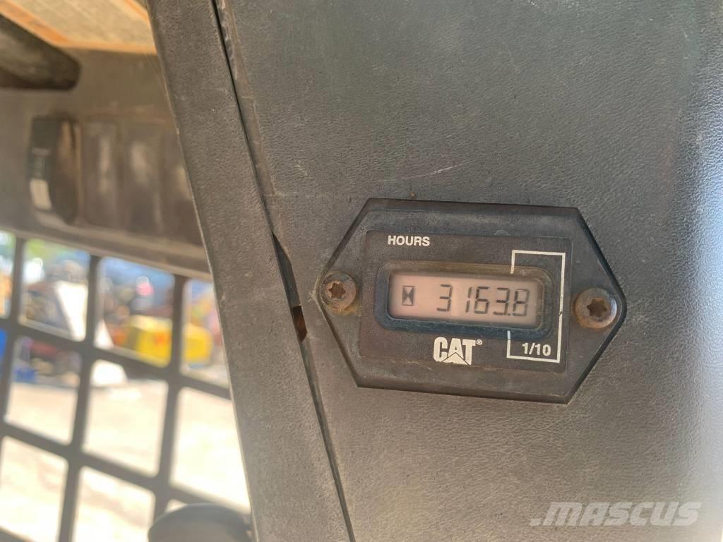 CAT 277 滑移轉向裝載機