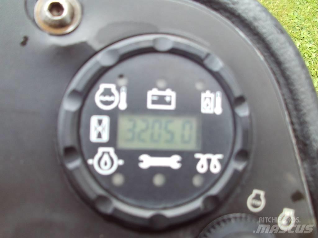 John Deere 8800 騎乘式割草機