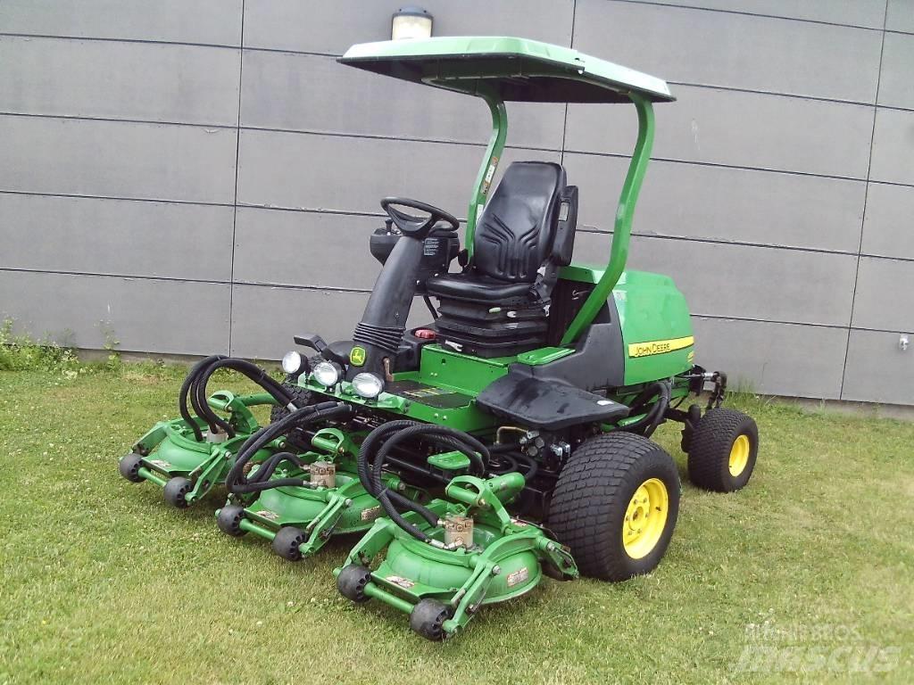 John Deere 8800 騎乘式割草機