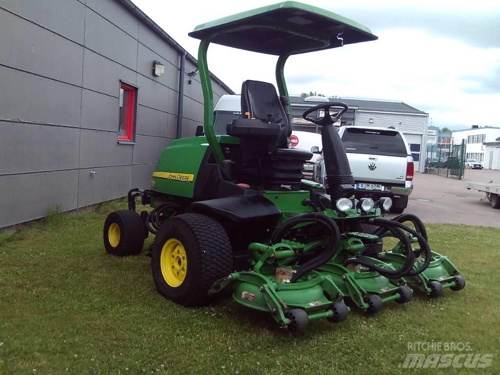 John Deere 8800 騎乘式割草機