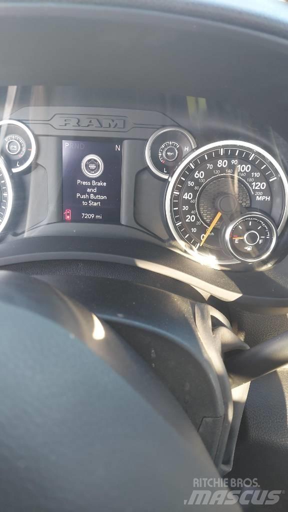 RAM 5500 平板式/側卸式卡車