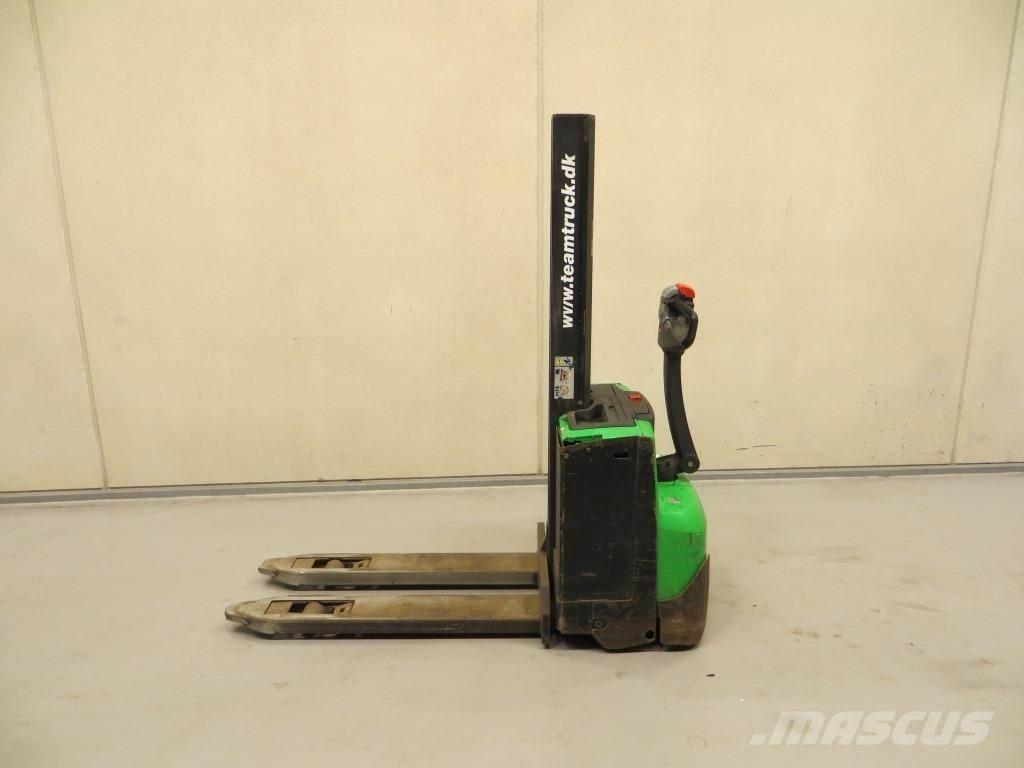 Cesab S208L 自走式堆積機