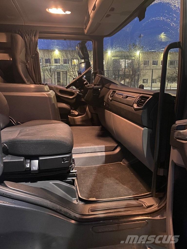 Scania LB 貨箱式卡車