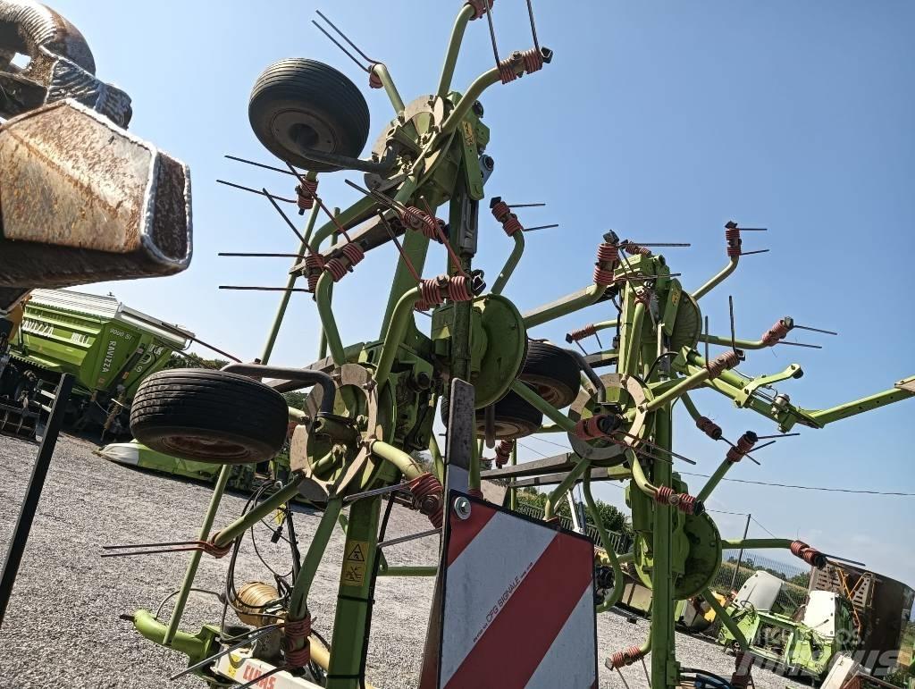 CLAAS Volto 900 T 耙與翻草機