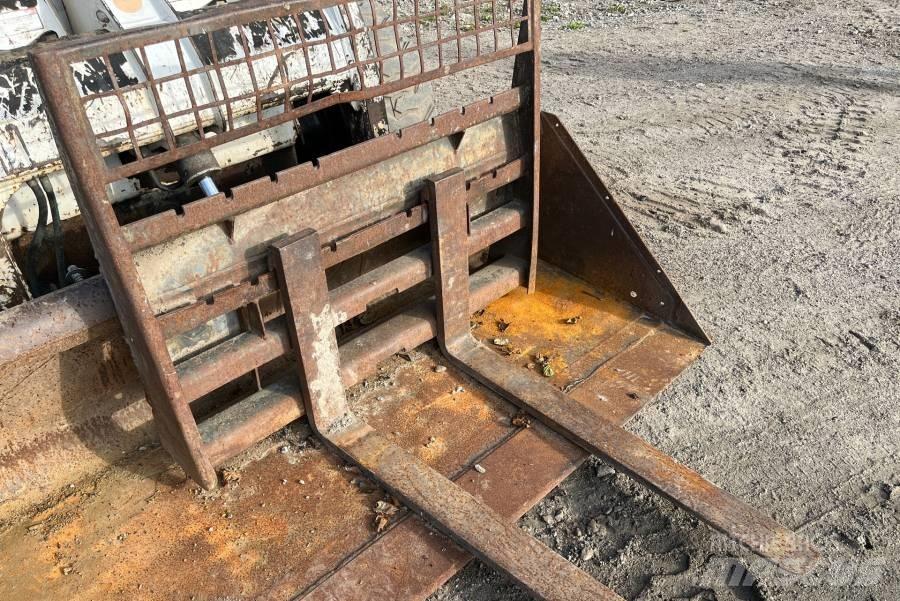Bobcat A 220 滑移轉向裝載機
