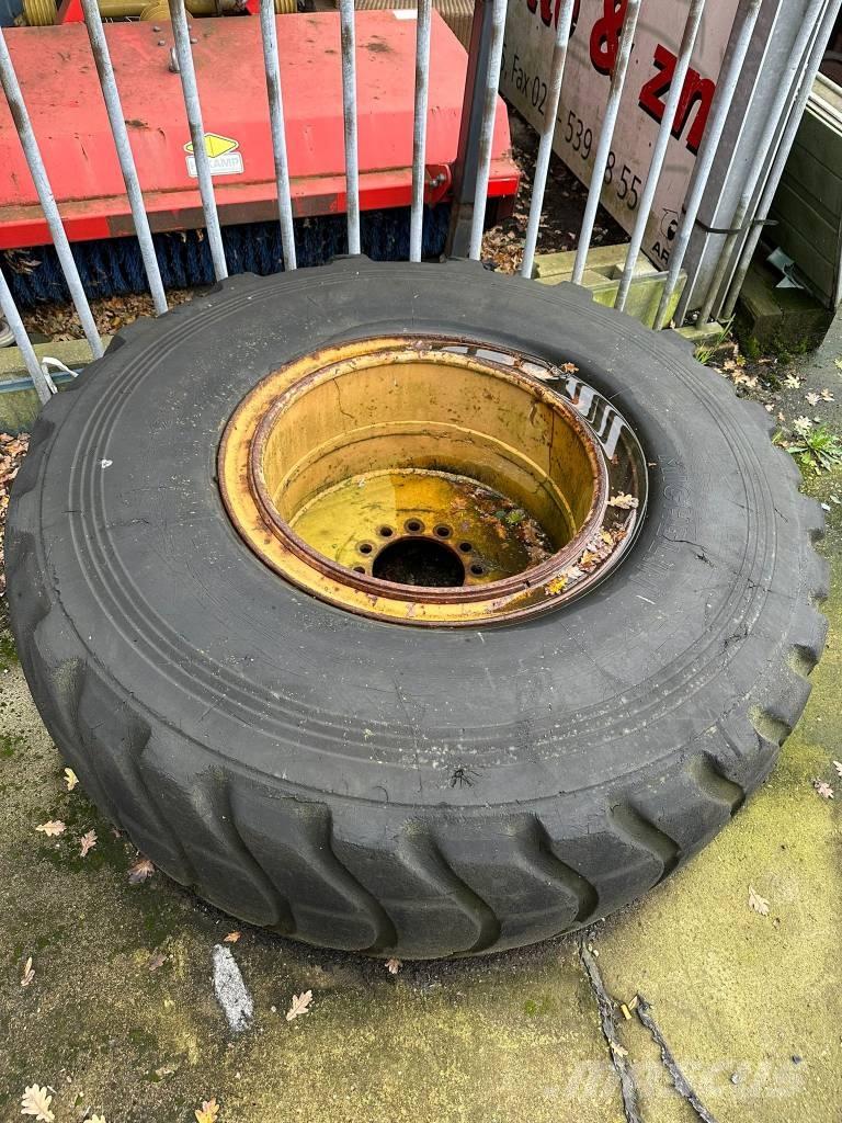 Komatsu WA200 輪胎式裝載機