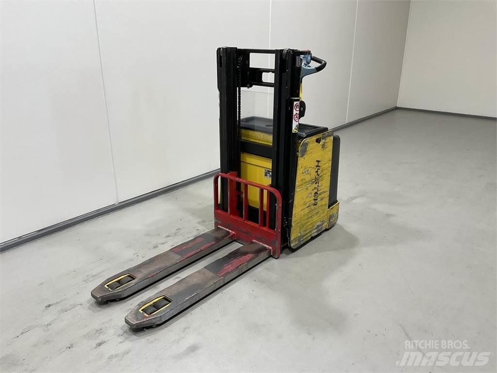 Hyster P2.0SD-17 自走式堆積機