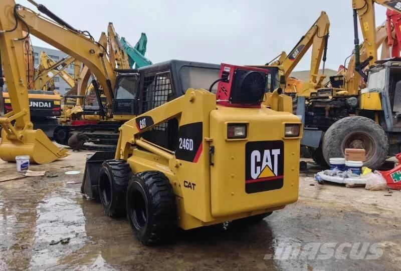 CAT 246D 滑移轉向裝載機