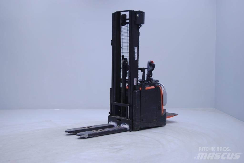 Toyota SPE140L 行走控制式堆積機