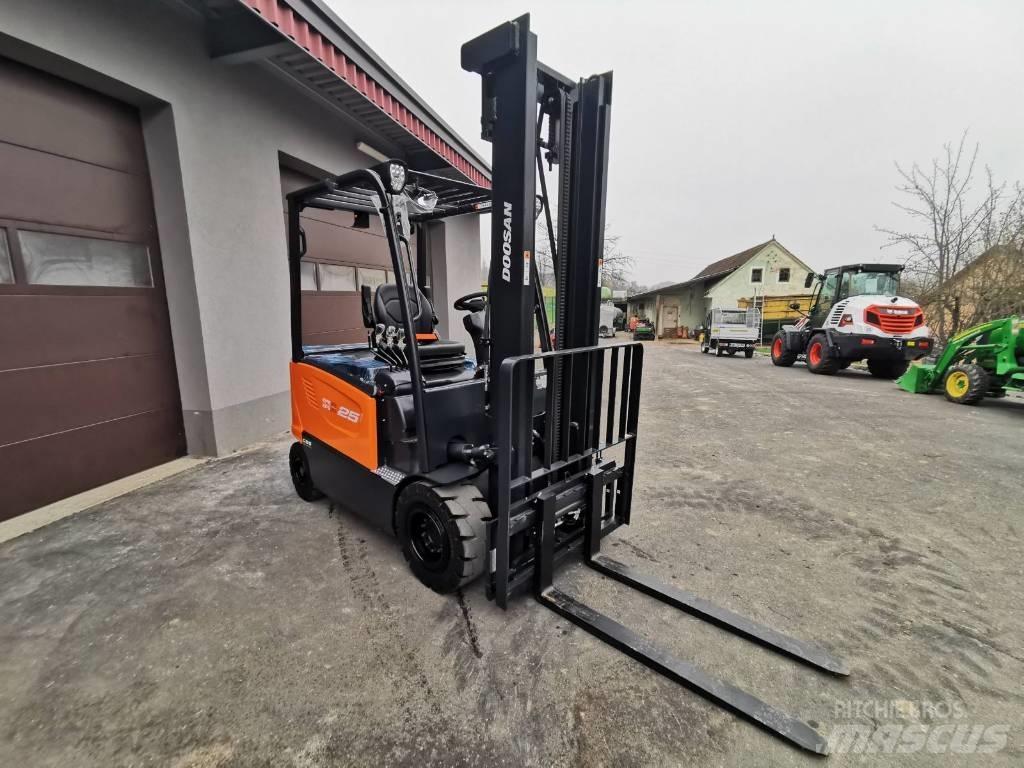 Doosan B25S-7 電動堆高機