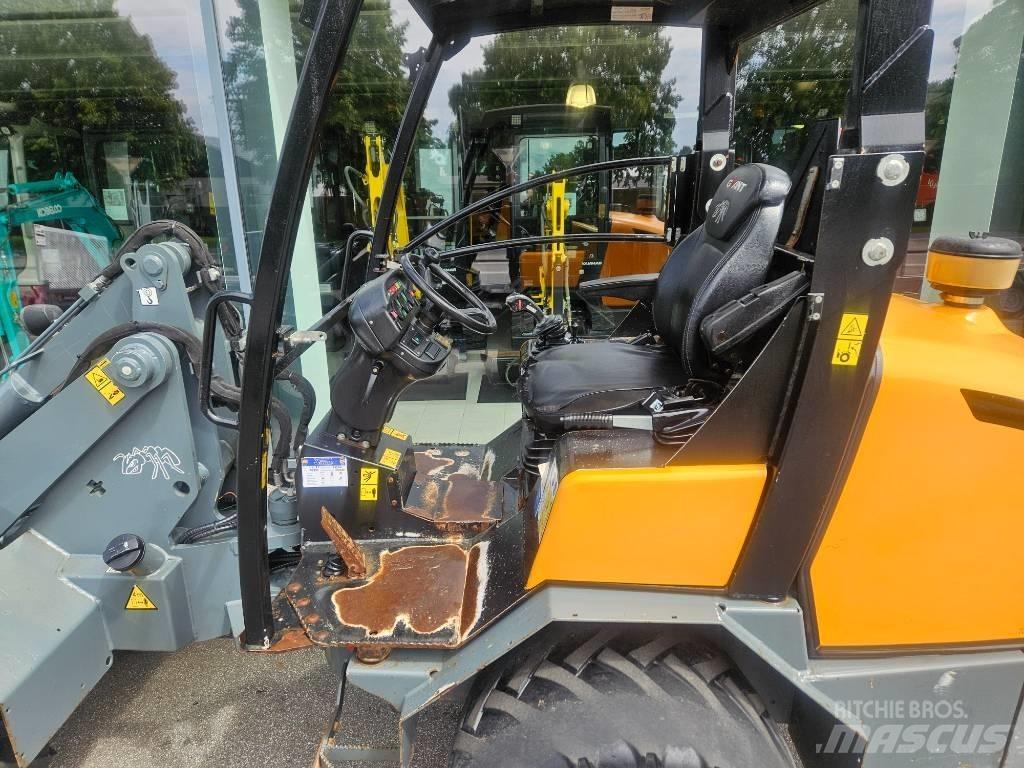 GiANT v5003 x-tra 小型裝載機
