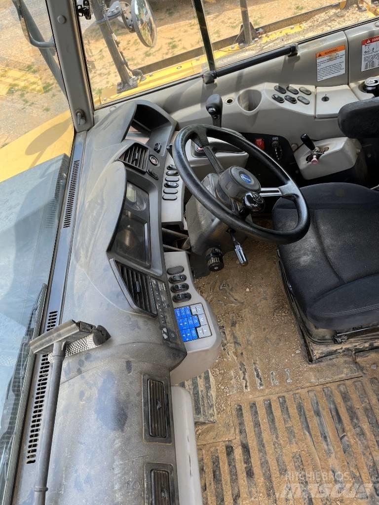 Komatsu HM 400 鉸接式起吊車