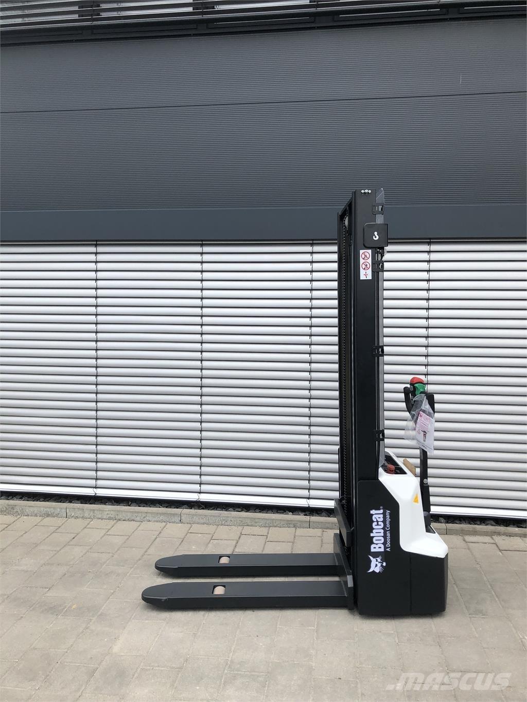 Bobcat LSM12N 自走式堆積機