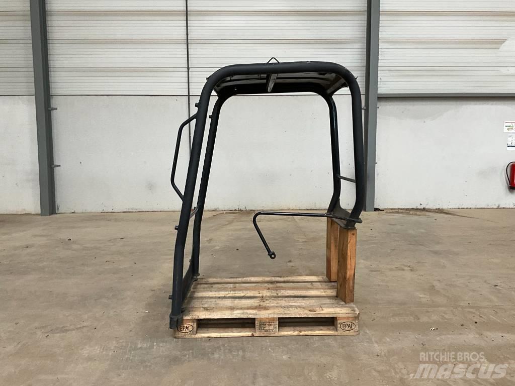 Kubota U 27-4 駕駛室與內部