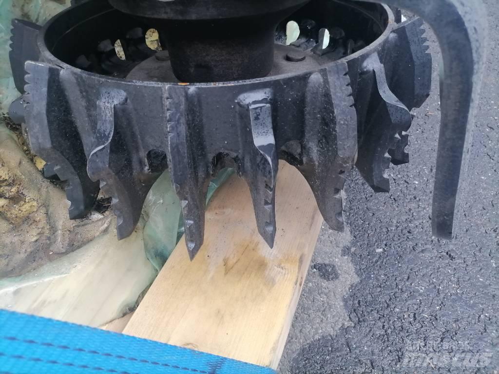 Komatsu C 124 收穫機