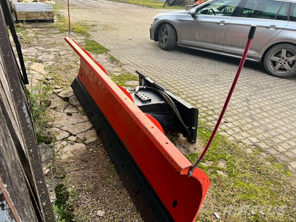 Bobcat SB 108 HD 刮雪板和犁