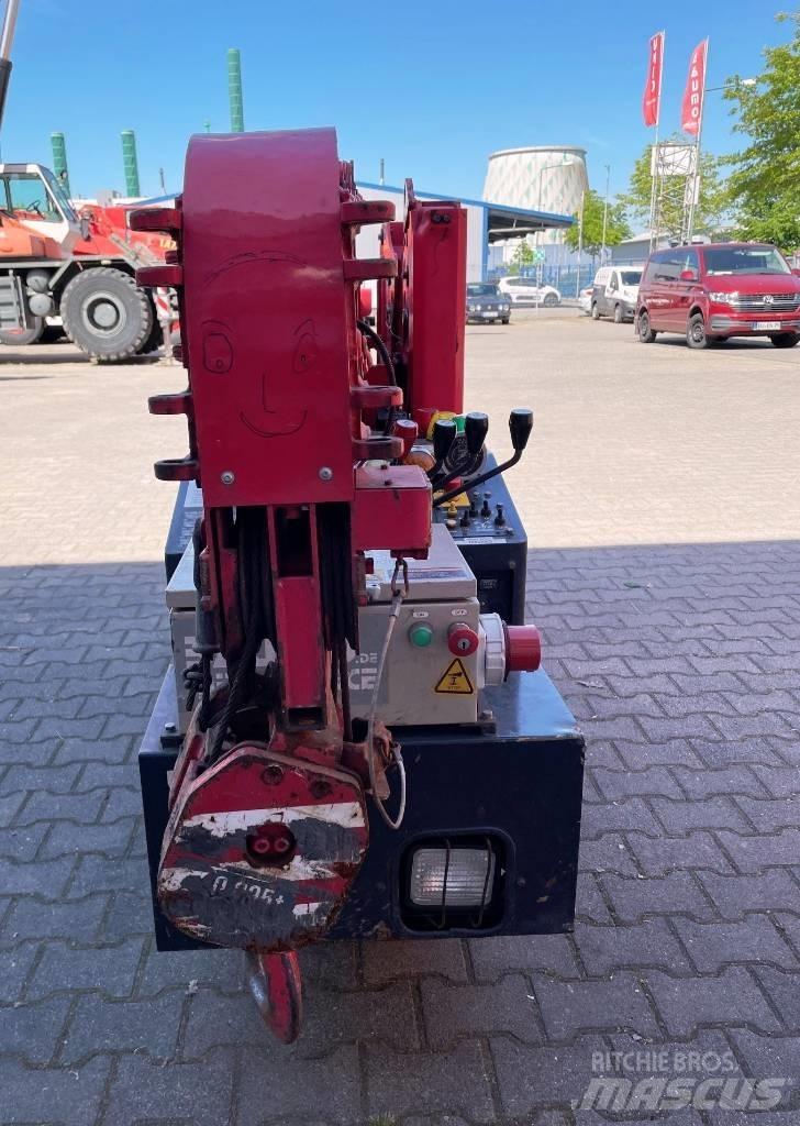Unic URW-095 小型起重機
