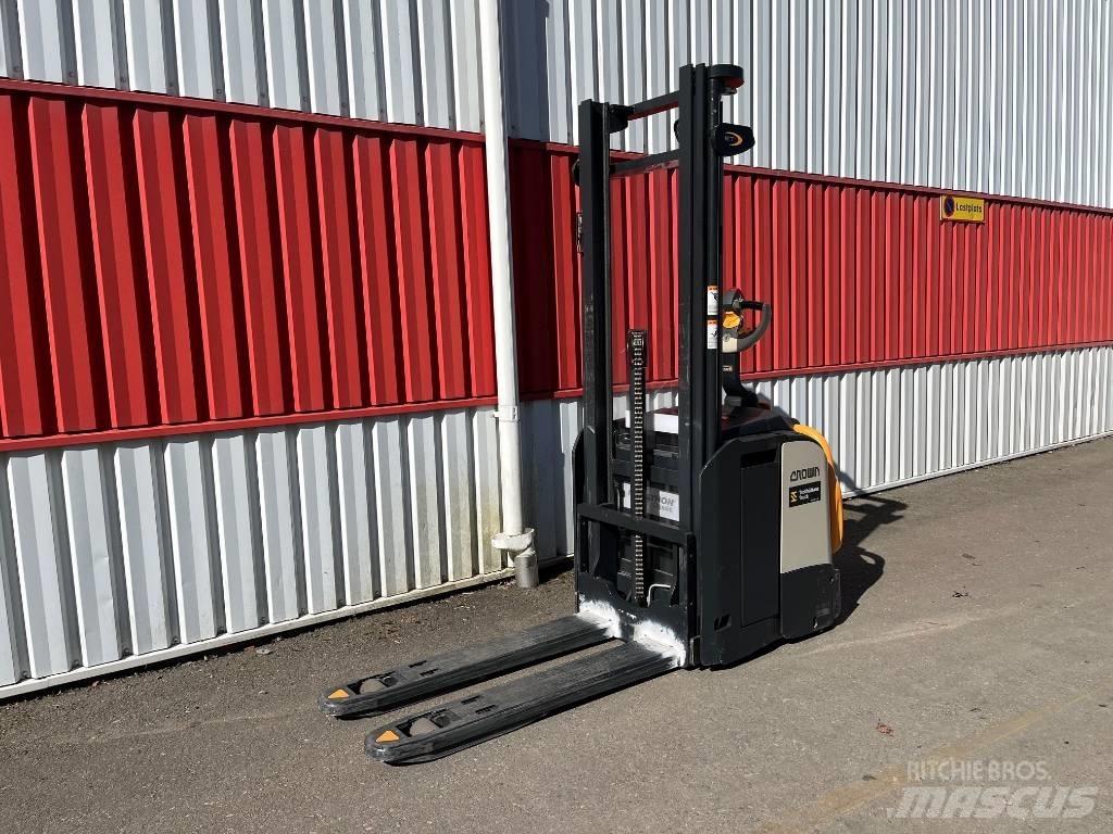 Crown ETi40001,2 行走控制式堆積機