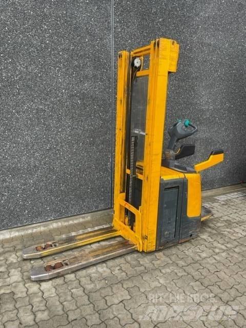 Jungheinrich ERC 216 自走式堆積機