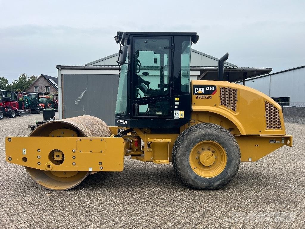 CAT CS44B - CS 44 B 單輪滾壓機