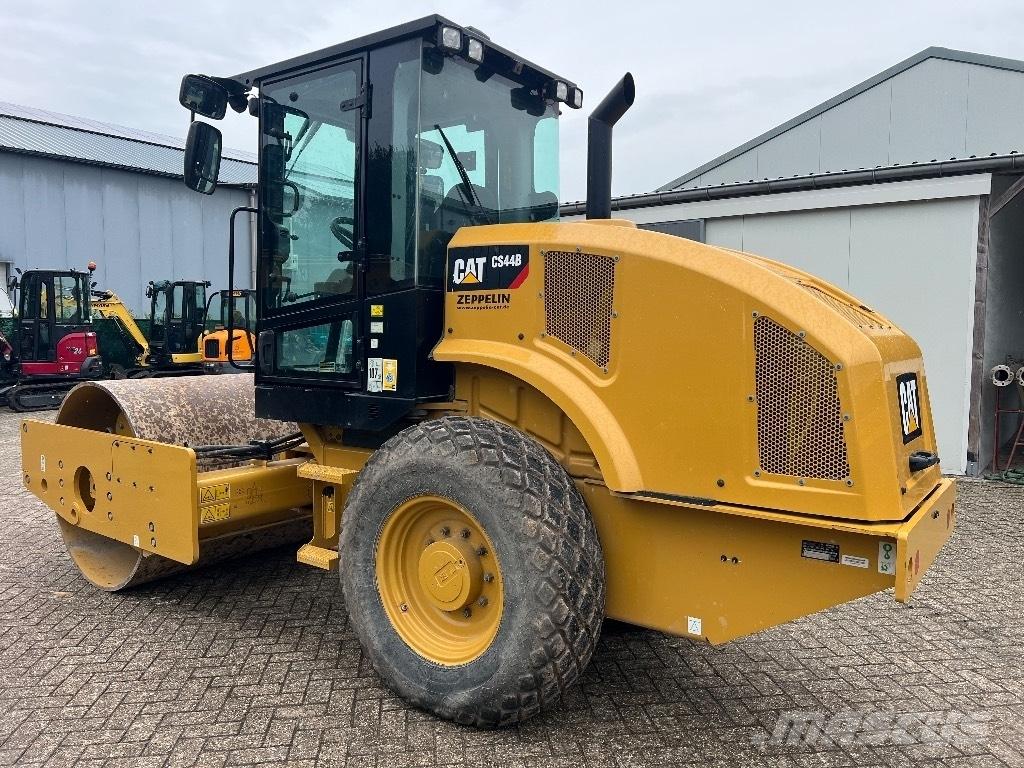 CAT CS44B - CS 44 B 單輪滾壓機