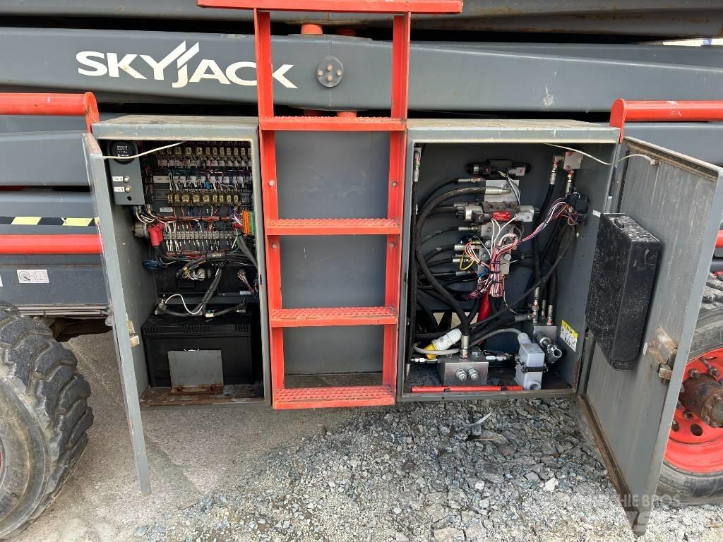 SkyJack SJ 8841 RT 剪式升降機